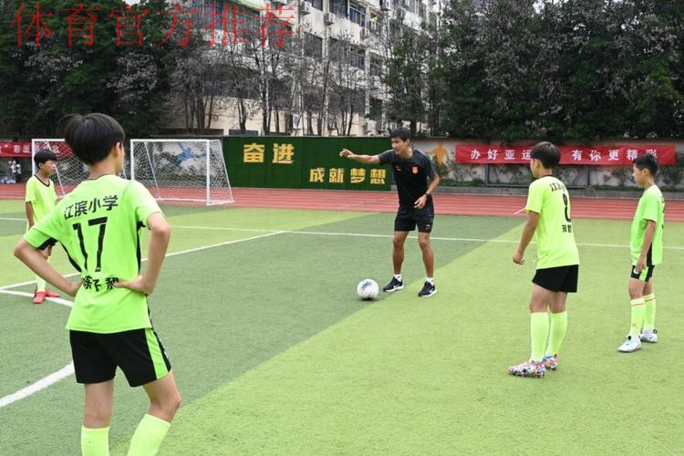 国家男足亚运队金华校园行 传承足球精神汇聚梦想 国家男足亚运队金华校园行 传承足球精神汇聚梦想